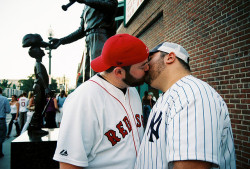 willcub:  It’d be hotter if I didn’t hate the Sox and the Yankees. usuallylate:  chubsrule:  Now that’s what I call team players  I don’t even like baseball, but this was awesome  