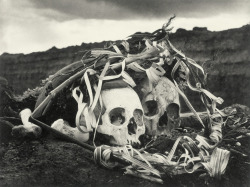 Polvo serán, mas polvo enamorado &ldquo;Dust they become, but dust in love&rdquo;; photo by Flor Garduño, Toledo, Bolivia, 1990