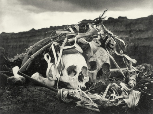 Polvo serán, mas polvo enamorado “Dust they become, but dust in love”; photo by Flor Garduño, Toledo, Bolivia, 1990