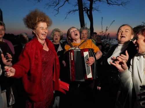 nationalgeographicdaily:  Accordionist, Crimean Peninsula Photograph by Gerd Ludwig Chords of friendship bind accordionist Olesya Kamovich and comrades, who meet Sundays in Sevastopol to sing. 