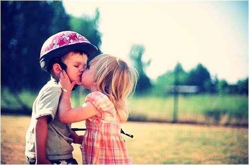 helovestoargueohitkillsme:  Me desculpe, mas eu simplesmente não consigo mais olhar para você sem perder o foco do pensamento, sem perder a razão por um momento, sem imaginar nós dois juntos, sem imaginar o gosto do teu beijo, sem sentir aquela vontade