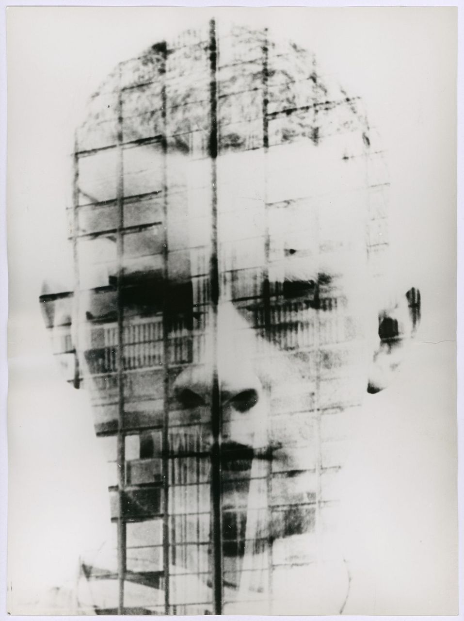 quincampoix:
“ Hajo Rose, Self-portrait in front of the Bauhaus façade, ca. 1930
”