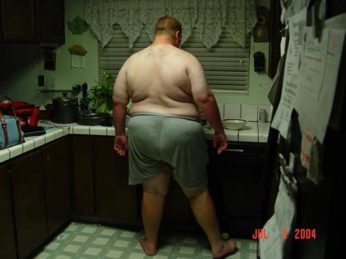 Chubs who show off their underpanted bums in the kitchen ROCK!