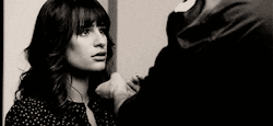justsmileandlove:  Eu tenho medo. Medo de me apegar demais, e depois te perder. Medo de me entregar totalmente, e depois ter que vê-lo partir. Tenho medo de acabar como todas as outras vezes. Magoada. Perdida. Sozinha. Eu tenho um medo enorme de me apaixo