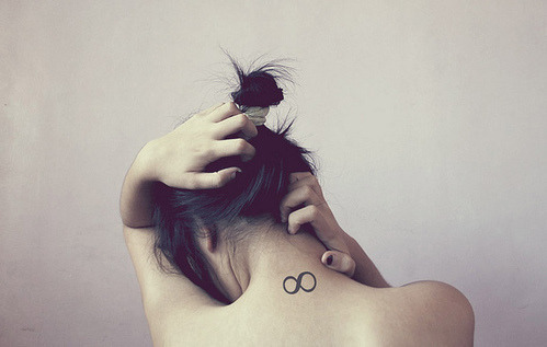   Chega uma hora em que tudo cansa. Cansa ser magoada por todos. Cansa ser esquecida, abandonada, deixada de lado. Cansa ser como um brinquedo para qualquer um. Cansa ser algo que as pessoas usam, usam e depois jogam fora. Pequenos-Acasos  
