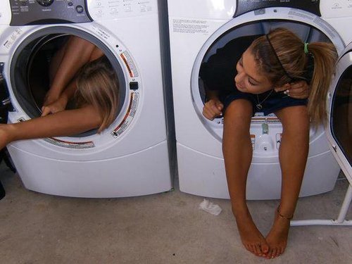 tumultuandooinfinito:  O bom de ter amigos verdadeiros é que quando você é idiota, eles conseguem ser mais que você. (Tumultuando’oInfinito) 