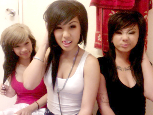 lovetheresaaa:  Awhhhh it’s us! I remember this! (‘:    aww three hot chick