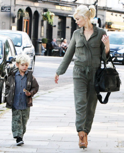  Gwen Stefani Always Looks Good Even W/ Her Son :)