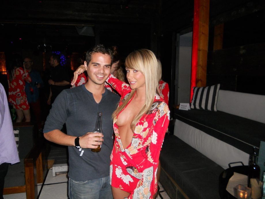 gustonyc:  Playboy Playmate Sarah Jean Underwood doing a reverse hoverhand