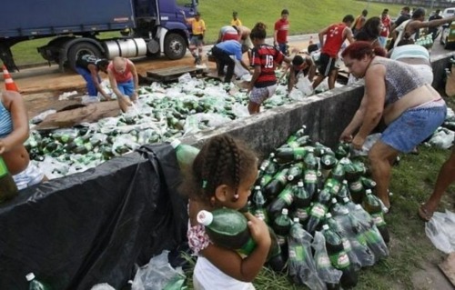 O CAMINHÃO DE REFRIGERANTE TOMBOU: porn pictures