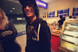 pequenosereio:  Quem diria que você estaria aqui me olhando desse jeito? ♥ (ꖿ O Pequeno Sereio ꖿ) 