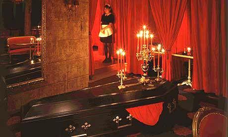 dollanachronism:  Vampire Cafe {Tokyo}    Japonia, eh.