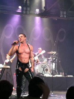 lycramenplus:  jake shears. {{lick}} 