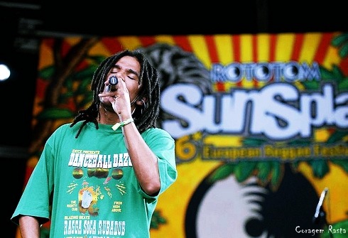 coragemrasta:  Lá fora muitos homens querem esconder a verdadeira força que eu posso ter. Privando minha mente de evoluir, e assim fica mais fácil de me distrair. O rap é a voz, o samba a emoção, o rock energia, o reggae elevação! E todos