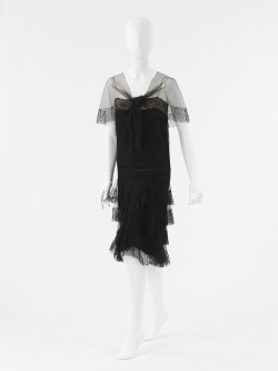 omgthatdress:  Coco Chanel evening ensemble ca. 1927-1928 via The Costume Institute of the Metropolitan Museum of Art 