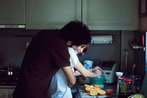 Toda mulher ama quando um homem abraça ela por traz e segura suas mãos.