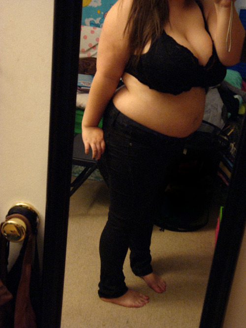 jkweatherby: cettebelledame: Two things I’m most self-conscious about: my tummy and my toes. I