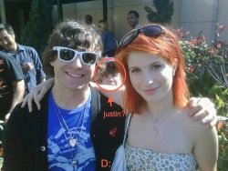 superhayley:  Oh,Justin o que você está fazendo atrás da Hayley??  o: