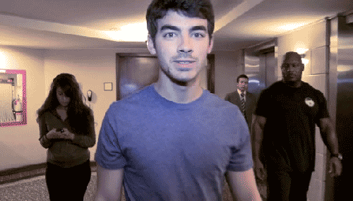 oieusinto:  Repórter: Qual é o nome dos seus pais?Joe Jonas: Papai e Mamãe.