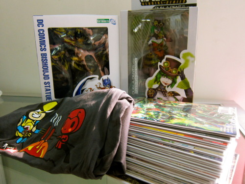 A months worth of comics stash. o_0 *hugs wallet*
(there’s something funky going on with the reflection on Batgirl’s box. LOL)
- Kotobukiya Bishoujo Batgirl
- Ame-Comi Duela Dent (SUPER AWESOME)
- Tokidoki x Marvel Wolverine t-shirt
- comic books for...