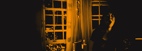  Eu não gosto dos limites. Não gosto de padrões. A perfeição me assusta. Então, não procure-a em mim, porque você não achará mesmo. A anormalidade me encanta. Sorrisos me atraem. Felicidade mesmo, é algo espontâneo e não planejado, entendeu? (cryandlive)