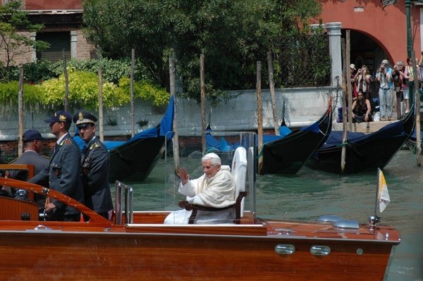 8 maggio: passaggio del Papa da Ca&rsquo; Farsetti (Venice, Italy)