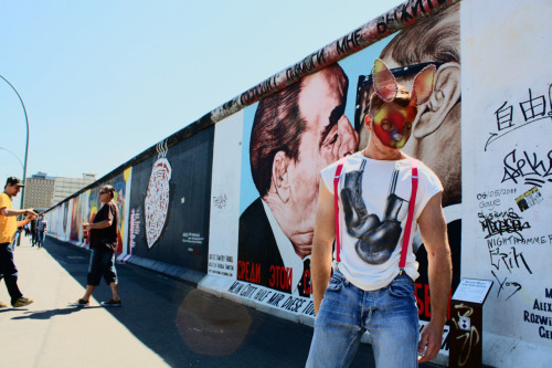 Berlin Bunny - Berlin Wall - Alexander Guerra adult photos