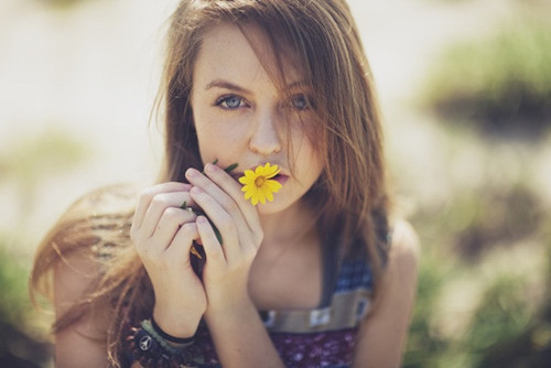 oisoubipolar:  Um belo sorriso é como a flor: tem pouca duração, mas sempre encanta.  tumblrmylife  