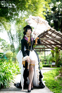 hatterandahare:  heckyeahcosplay:  Yuko Ichihara (Victorian Riding Dimension) from xxxHolic. Cosplay by Venus. Photo by blurscrib.  i feel someone in japan should jump on starting a yuko clothing line!!!!  I would love to rock a shortened version of