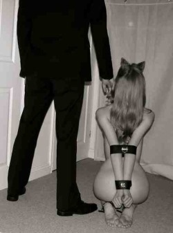 guidetrainlove:  Daddy’s obedient Kitten knows her place