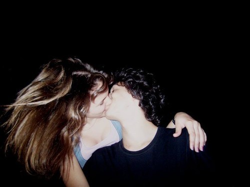 lovestupid:  Amor é quando você tem todos os motivos do mundo pra ficar com raiva