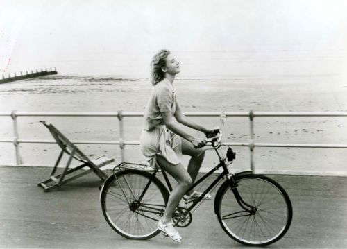 ridesabike:Emily Lloyd rides a bike.