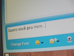  Você pode amar alguém sem nunca ter escutado a sua voz, sem nunca te-la tocado, sem nunca ter olhado em seus olhos, mas apenas ler o que ela está digitando é o bastante para não tirá-la da sua cabeça.”“ 