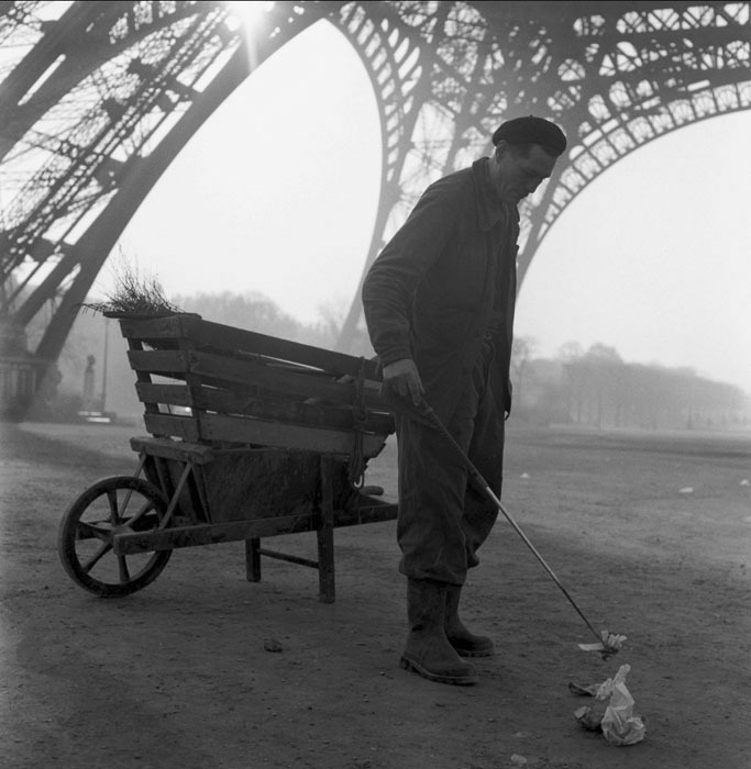 Paul Almasy
Tour Eiffel, Paris, 1955
Thanks to regardintemporel  and thishunger