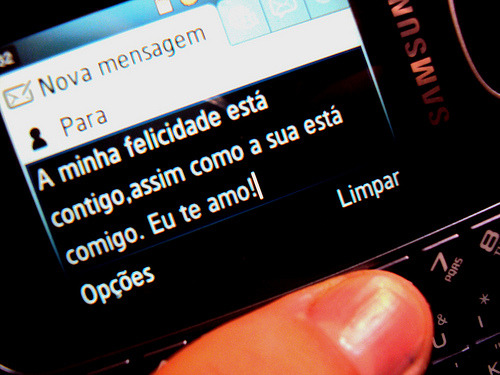 garotaesuasfases:    É fácil você se apaixonar por uma pessoa, quando ela diz