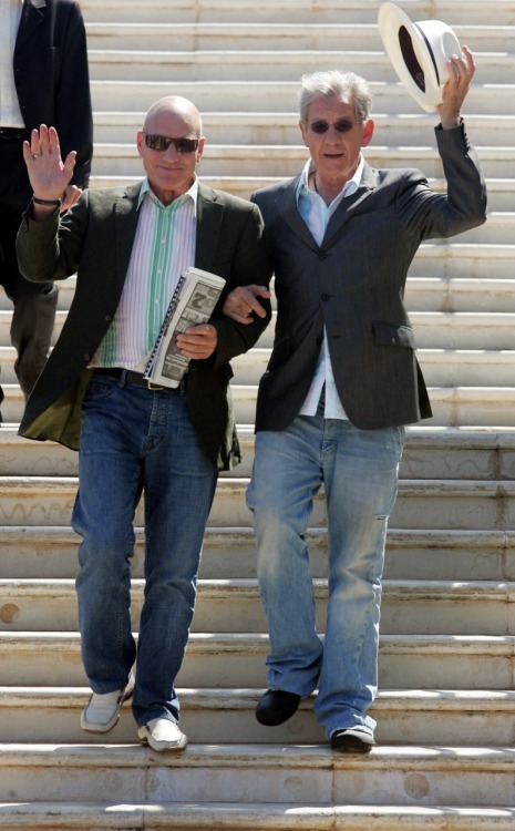 metatheatre: fandomslut: suicideblonde: Patrick Stewart and Ian Mckellen going to the photocall for 