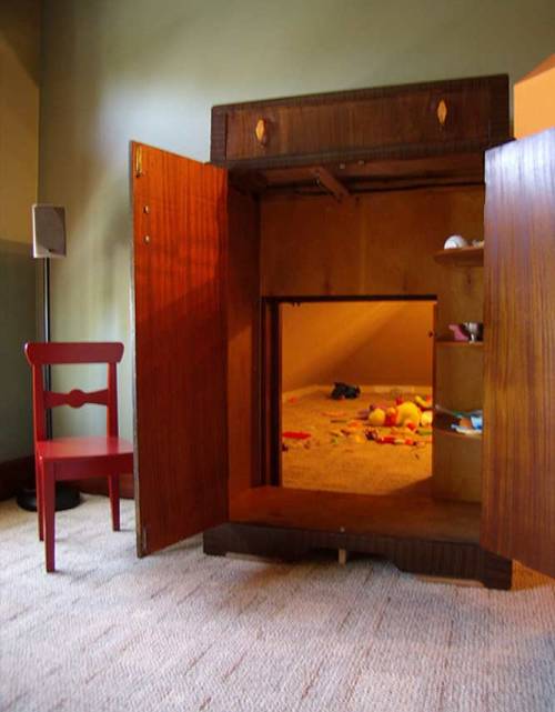 domsub:  The cabinet concealed the door to her new home. 