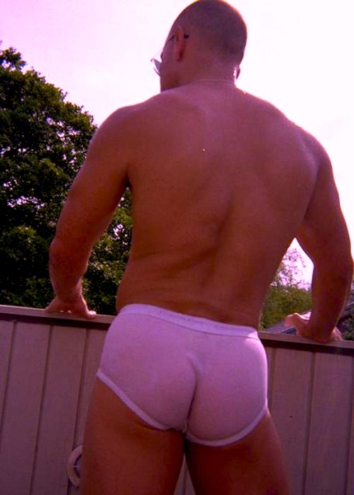 nicebriefs:Poolside Ass In Wet White Briefs