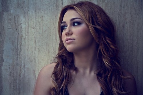 sorriaedisfarce:  Não dá pra esperar que as pessoas te amem assim como você as ama. Miley Cyrus 