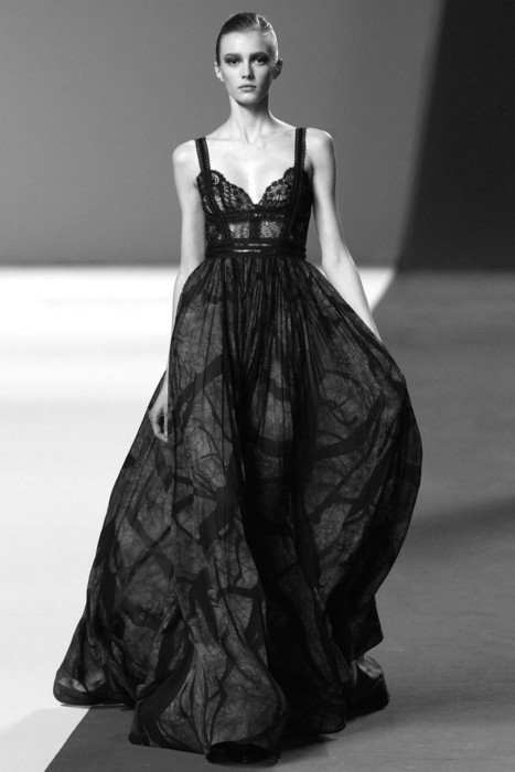 mother-unseelie:  This would do well as a wedding dress, methinks! ^^ Not that a