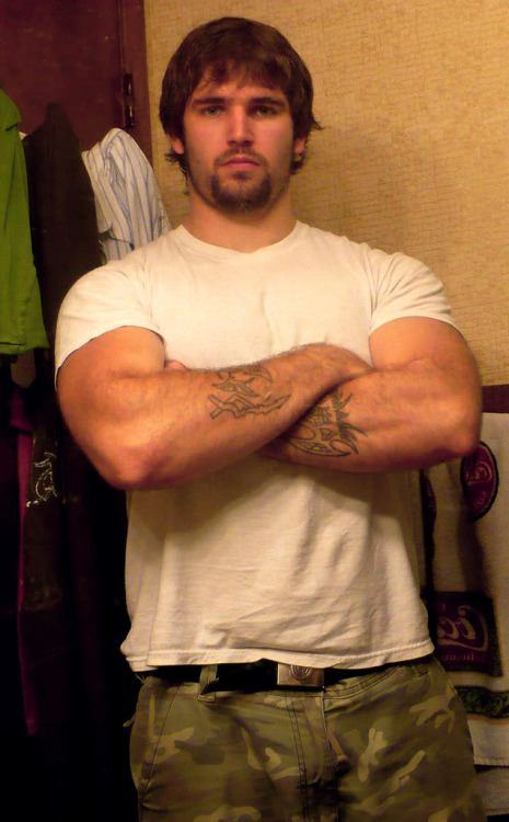 guysthatgetmehard:  robert in a plain white tee