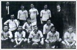 axlll:  Valente; Rafael Perrone; Atílio; Lepre; Alfredo; Police; Jorge Campbell; Cézar Nunes; João da Silva; Luigi Fabbi; Joaquim Ambrosio; A primeira formação e o primeiro bando de loucos da história do Corinthians, em 1910. Agradecemos a eles