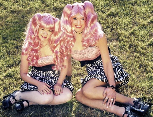 sissytwins: Twinzees - The incomparable Tiffany Amber Rhoads with her friend, Miss Pink