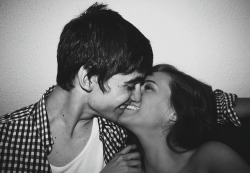  “Eu quero ser a garota pra quem você vai ligar só pra desejar bom dia, quero ser a amiga pra quem você vai pedir colo depois de uma briga boba com teus pais, quero ser a namorada com que você vai querer dormir todas as noites, quero ser a menina