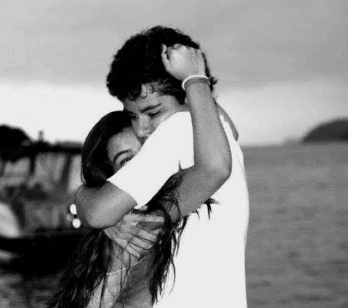icouldbekilling:  Eu quero o abraço dele, o cheiro dele, o carinho dele.. 