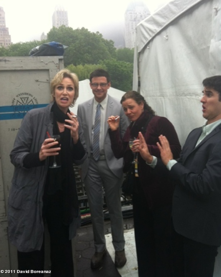 chatterboxrose:  adorkabubble:  Jane Lynch, Cory Monteith, and Darren Criss at the Fox Upfronts in NYC from David Boreanaz’s twitter.  OH MY GOD LET ME DIE. I’M TRYING TO EXPLAIN TO MY MOM WHY I’M FREAKING OUT. 