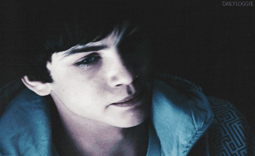 youremyfirework:  sinto nojo do monstro frio que me tornei. (youremyfirework) 