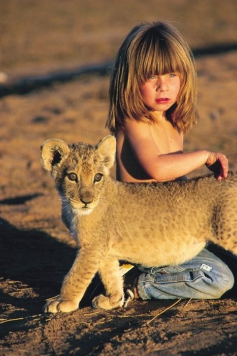 bel-endroit:
“ Tippi Degré is a girl who was born in Namibia, and has a special bond with animals. Her parents, Alain Degré and Sylvie Robert, worked as freelance wildlife photographers in Namibia. During her stay in Namibia, she befriended wild...