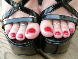 feetplease:  Absolutely perfect! Toes, polish, jewelery and shoes. Wow! 