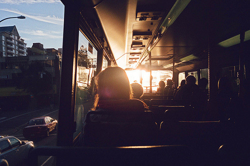   Daí penso coisas bobas quando, sentado na janela do ônibus, encosto a cabeça